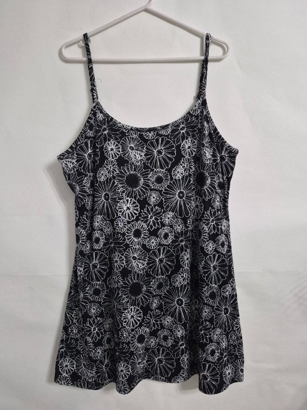 SO Womens XL Black White Floral Adjustable Spaghetti Strap Tunic Top Shelf Bra